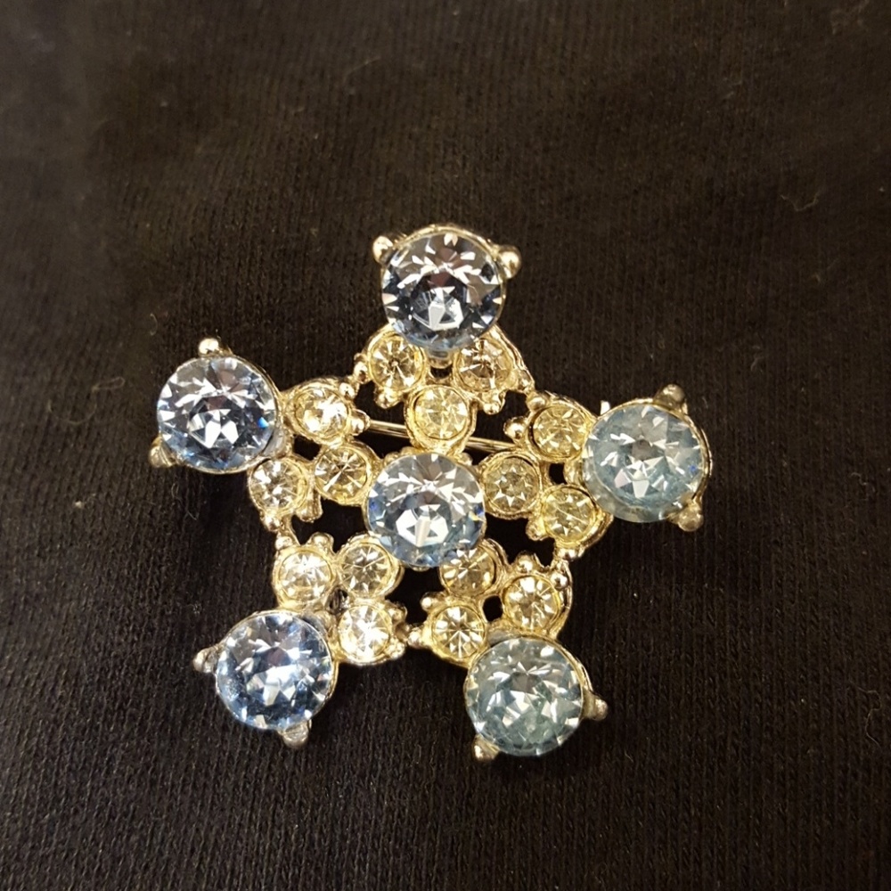 VINTAGE signed brooch